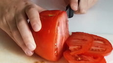 Tomate  schneiden